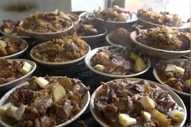 山东大姐祖传卖蒸肉，店面开在偏僻处，价格贵生意好，来晚吃不上视频封面