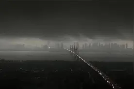 一秒天黑！武汉大暴雨白天秒变黑夜，网友：是电影特效吗？视频封面