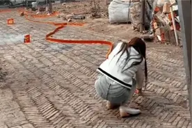 大型过年放鞭炮翻车现场！小姐姐这样点鞭炮，真是又菜又爱玩视频封面