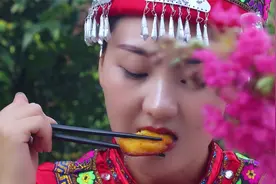 鲜玉米用石磨磨浆，做一道土家人爱吃的美食—浆粑粑，你吃过吗？