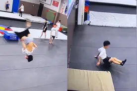 男生兴高采烈表演空翻，不料裤子突然掉落，一举动令全程师生怒赞