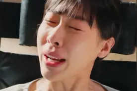 这段看哭多少人！残疾美女失禁，两个劫匪竟要当她面给她换尿布！视频封面