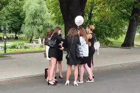 探访拉脱维亚的街道，这里的美女们的身材高挑婀娜，令人目不暇接视频封面