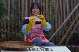 阿渔妹在家制作咸鱼，据说只有阳江人才会这样做，网友们纷纷议论视频封面