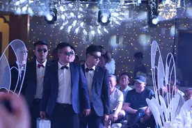 婚礼上伴郎团这样给新人送戒指，嗨爆全场