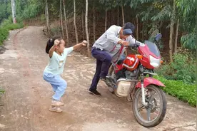 摩托车开到半路出问题，启动需要用脚踩，7岁小孩神模仿笑喷网友视频封面