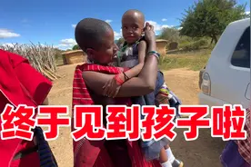 嚎啕大哭！一年没回部落，爱华妈见到孩子激动坏了，这一幕太感人视频封面