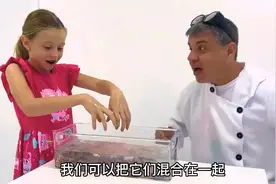 外国小女孩，和老师做科学小实验，沙子放进水里竟然还是干的！视频封面