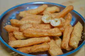 空心小油条这样做，外酥里嫩，天天奶奶炸一锅，简单又好吃！视频封面