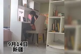 妈妈偷偷回家看女儿是否在学习，没想到在唱歌跳舞一转身人都吓傻视频封面
