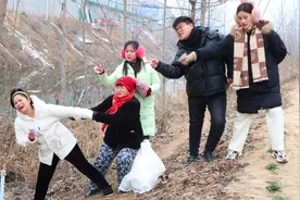 女孩跳河被大娘相救，大娘拿出所有积蓄供她上学，6年后女孩归来