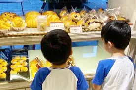 林志颖带4岁双胞胎儿子买面包，忘记给面包价格打码，价格惹争议视频封面