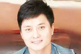 云飞唱到一半，谁给他送上了粉红玫瑰花？