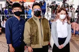 刚刚！乱港头目黄之锋被判13.5个月，周庭被判10个月趴犯人栏痛哭视频封面