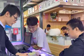 精神小伙来华强北买苹果XR，口才一流真会砍价，整整便宜了1000元视频封面