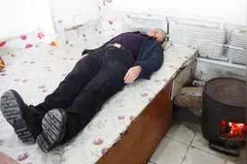 东北漠河零下41度，大火炕旁边烧火取暖，看怎样睡觉视频封面