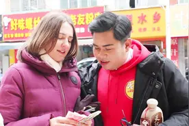 乌克兰美女居然跑去贵港当业务员？跟抖音表哥比赛卖酒，笑惨了视频封面