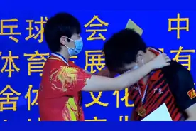 颁奖仪式！林高远和王曼昱互戴金牌，孙颖莎丢冠，拥抱王楚钦视频封面