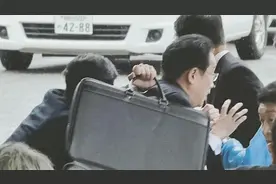 日媒曝岸田文雄在安保人员簇拥下离开现场图 岸田事后向听众道歉