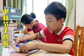 小伙伴来找姐姐玩，俩人一起画手抄报，还不小心把解压笔捏爆浆了视频封面