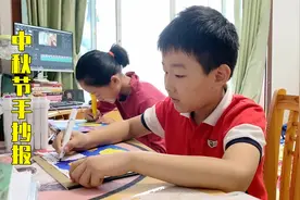 小伙伴来找姐姐玩，俩人一起画手抄报，还不小心把解压笔捏爆浆了视频封面