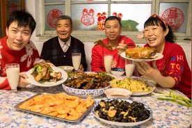 过年了，会成一家贴春联，放鞭炮，整8个硬菜，欢天喜地迎接新年视频封面