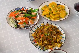 晚饭，我们一般比较清淡，今天简单做了三个菜～视频封面