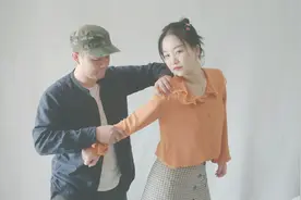 美女力气都小，但学会防身教练这招，立马变身女汉子