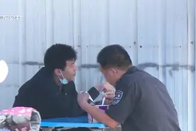 广东一饭堂员工未戴口罩及手套，掉地鸡肉捡起放餐盘被曝光视频封面