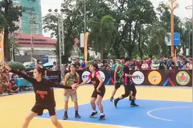 实拍老挝街头篮球赛，国立大学校花出场，引得上百人围观起哄视频封面
