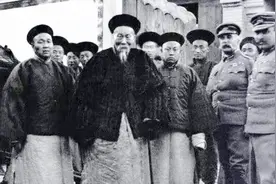 李鸿章晚年出使欧美各国，身着黄马褂，各国人民待他堪比国王视频封面