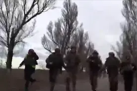 乌东战火猛烈！乌内政部长参观前线时遇袭 士兵炮火声中狂奔逃跑视频封面
