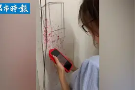 女生画海绵宝宝遮盖宿舍墙面口红印视频封面