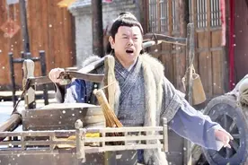 真实武大郎高1.8米，潘金莲很爱他，《水浒传》作者后人上门道歉视频封面