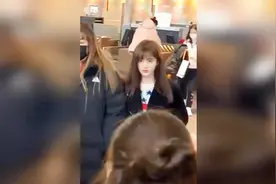 鞠婧祎不戴口罩，旁边的助理倒带着口罩视频封面