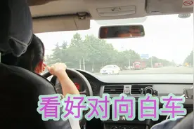 科目三教练和学员幽默瞬间，教练你的脸白了，早上刷的乳胶漆来的