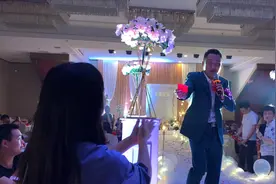 阿爽参加朋友的婚礼，主持人一上场就不停撒红包，现场好热闹！