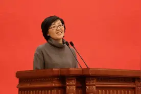 她上课从不讲考试重点，却一夜狂赚600万，成为网红教师视频封面