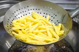 炸薯条如何久放不回软？用厨师长的做法，焦香酥脆