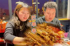 小八一家出门下馆子，吃饱喝足后，抢着买单的样子好好玩视频封面