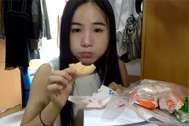 49爱吃饭的妹子 北京稻香村糕点＋大白肠！视频封面