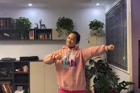 手势舞蹈《小手牵大手》，动作欢快，赶快学起来