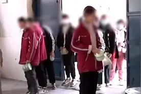 校长哭诉学生餐后呕吐送餐公司无法更换，公司：教委让送的视频封面