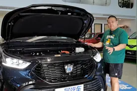 皇冠陆放2.5L混动加持 平稳舒适油耗低视频封面