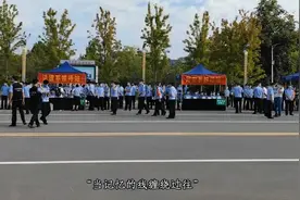 河南警察学院2022级新生上午入学办理手续下午就投入训练了
