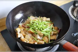 家常炒豆腐下锅前做好这两步，不粘锅也不易碎，吃起来还外焦里嫩