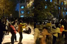 甘肃高校男女生滑雪，撞出爱情火花，男生保护欲让网友羡慕视频封面