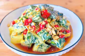 菠菜鸡蛋羹这么简单一凉拌，味道真是美极了！还是家常做法好吃！