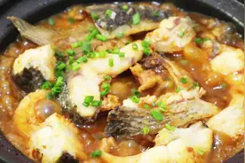 豆腐焖鱼试试这个做法，鱼肉香嫩，豆腐也特别入味，吃着真过瘾视频封面