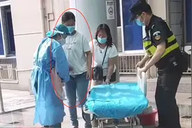不可思议！深圳一孕妇穿紧身牛仔走着走着生出个娃，仔细瞅更惊了视频封面